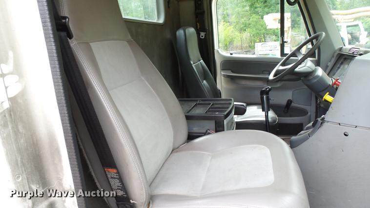 image for item K3872 2005 Freightliner Columbia semi truck