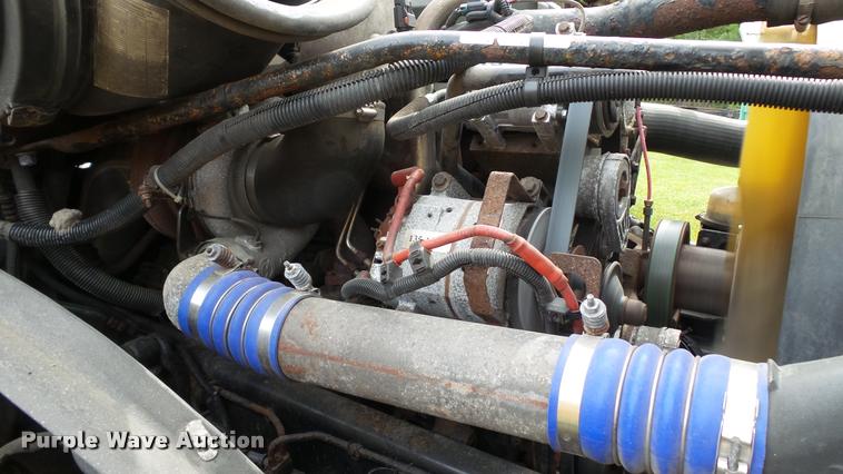 image for item K3872 2005 Freightliner Columbia semi truck