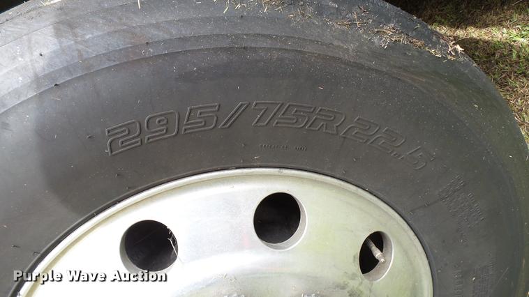 image for item K3872 2005 Freightliner Columbia semi truck