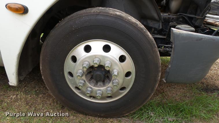 image for item K3872 2005 Freightliner Columbia semi truck