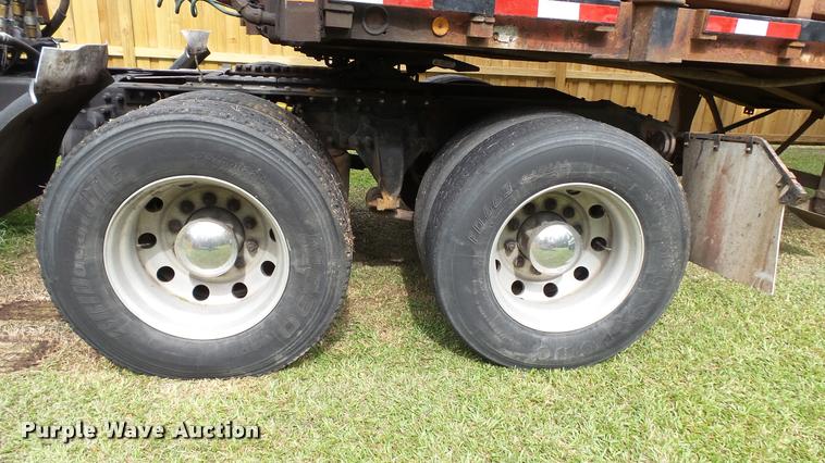 image for item K3872 2005 Freightliner Columbia semi truck