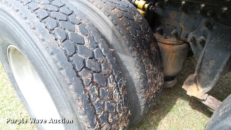 image for item K3872 2005 Freightliner Columbia semi truck