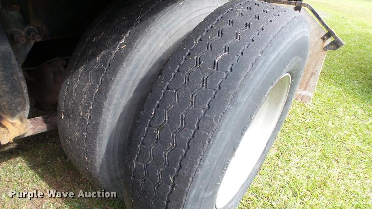 image for item K3872 2005 Freightliner Columbia semi truck