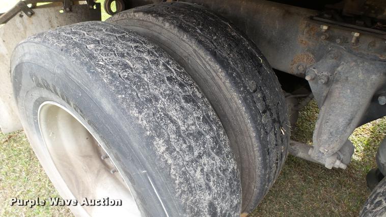 image for item K3872 2005 Freightliner Columbia semi truck