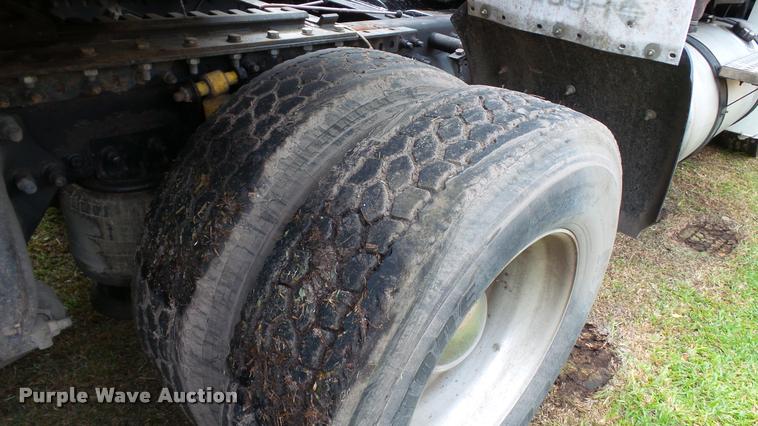 image for item K3872 2005 Freightliner Columbia semi truck