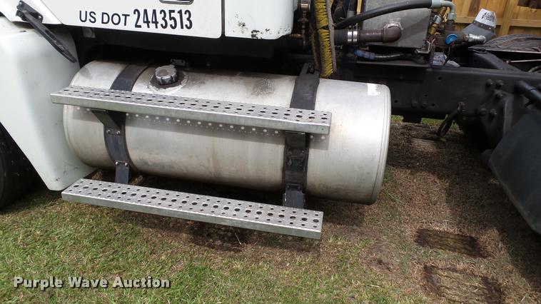 image for item K3872 2005 Freightliner Columbia semi truck