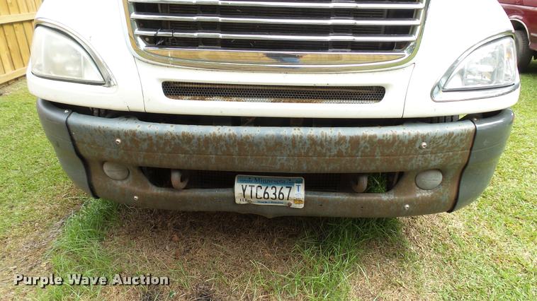 image for item K3872 2005 Freightliner Columbia semi truck