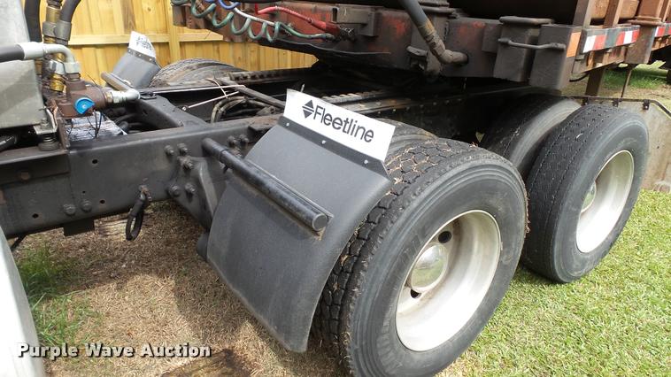 image for item K3872 2005 Freightliner Columbia semi truck