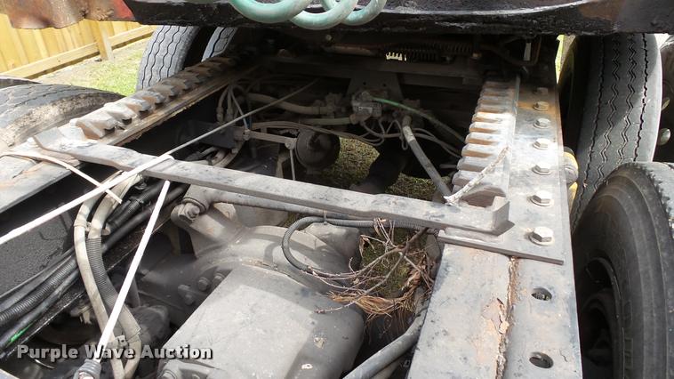 image for item K3872 2005 Freightliner Columbia semi truck