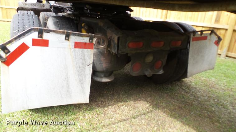 image for item K3872 2005 Freightliner Columbia semi truck