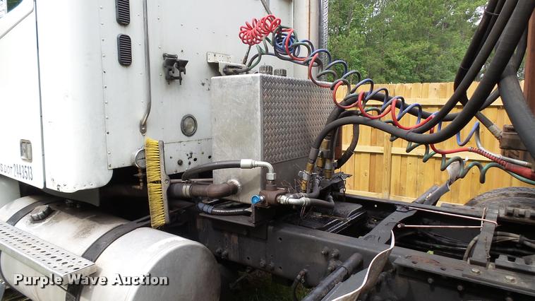 image for item K3872 2005 Freightliner Columbia semi truck