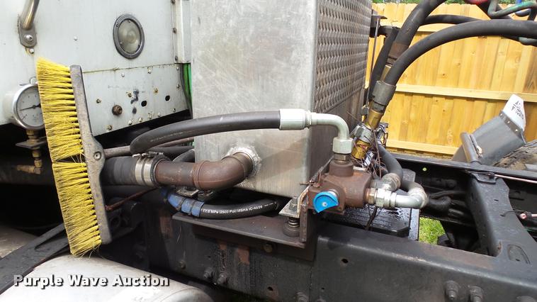 image for item K3872 2005 Freightliner Columbia semi truck