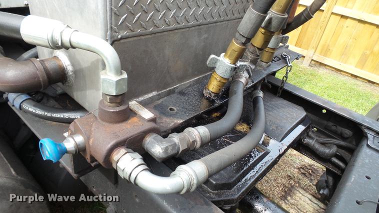 image for item K3872 2005 Freightliner Columbia semi truck