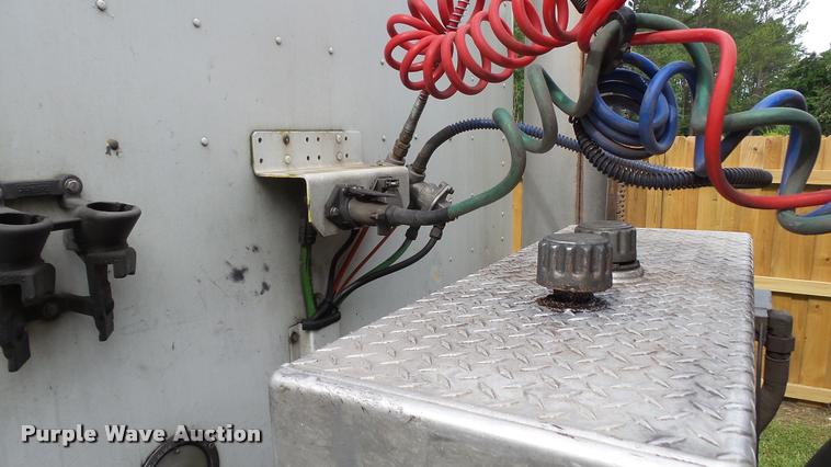 image for item K3872 2005 Freightliner Columbia semi truck