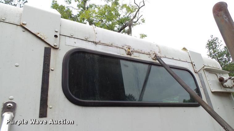 image for item K3872 2005 Freightliner Columbia semi truck