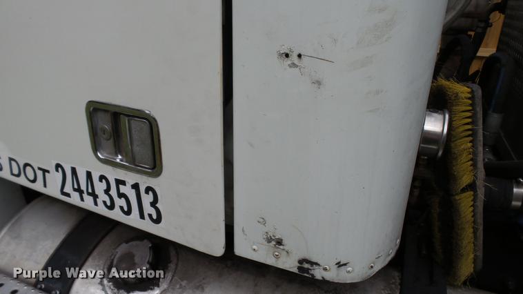 image for item K3872 2005 Freightliner Columbia semi truck