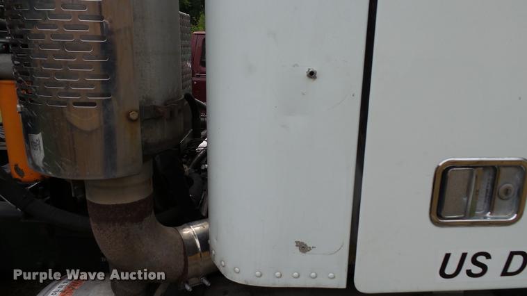 image for item K3872 2005 Freightliner Columbia semi truck