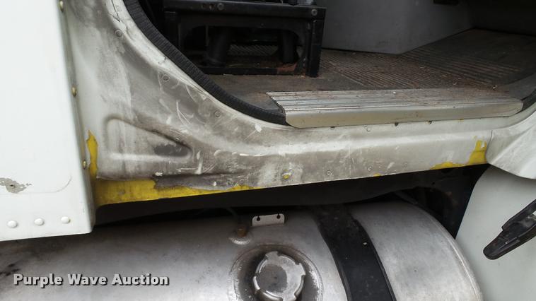 image for item K3872 2005 Freightliner Columbia semi truck