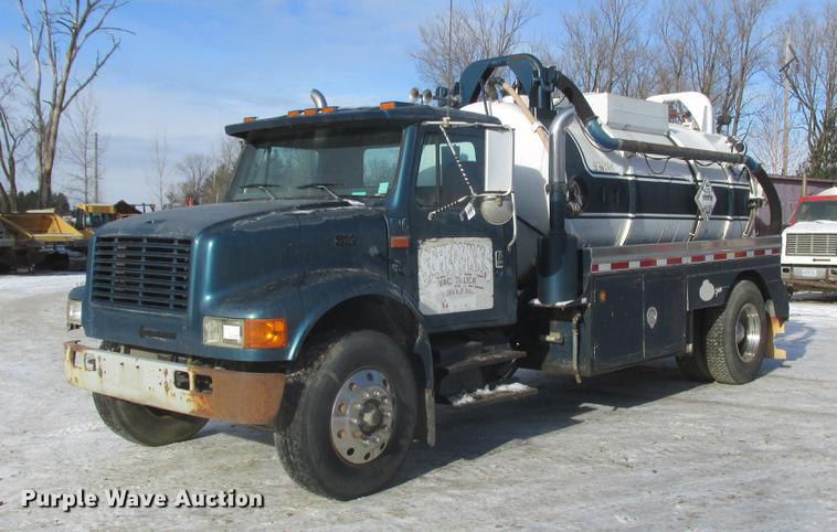 image for item K6082 1994 International 4900 vacuum truck