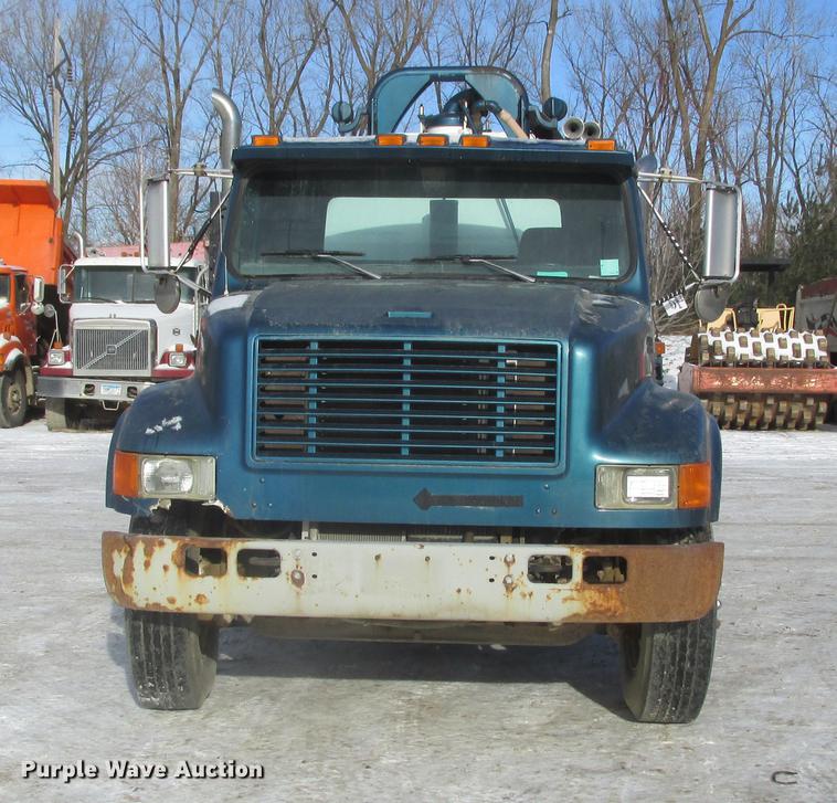 image for item K6082 1994 International 4900 vacuum truck