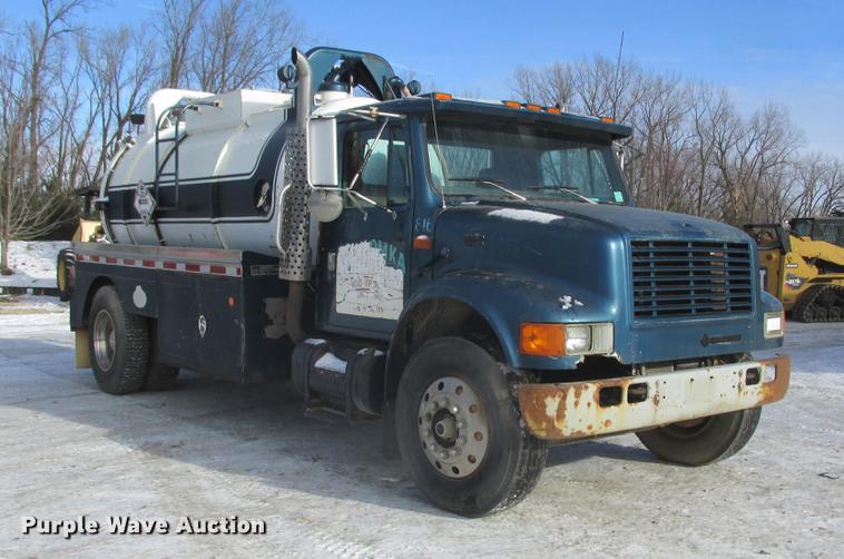 image for item K6082 1994 International 4900 vacuum truck
