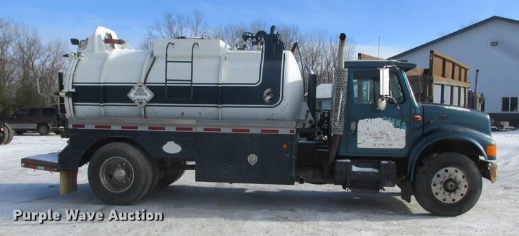 image for item K6082 1994 International 4900 vacuum truck