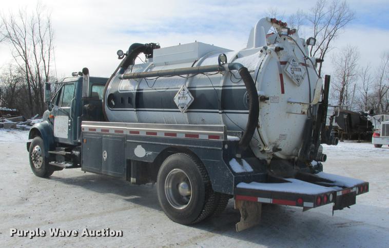image for item K6082 1994 International 4900 vacuum truck