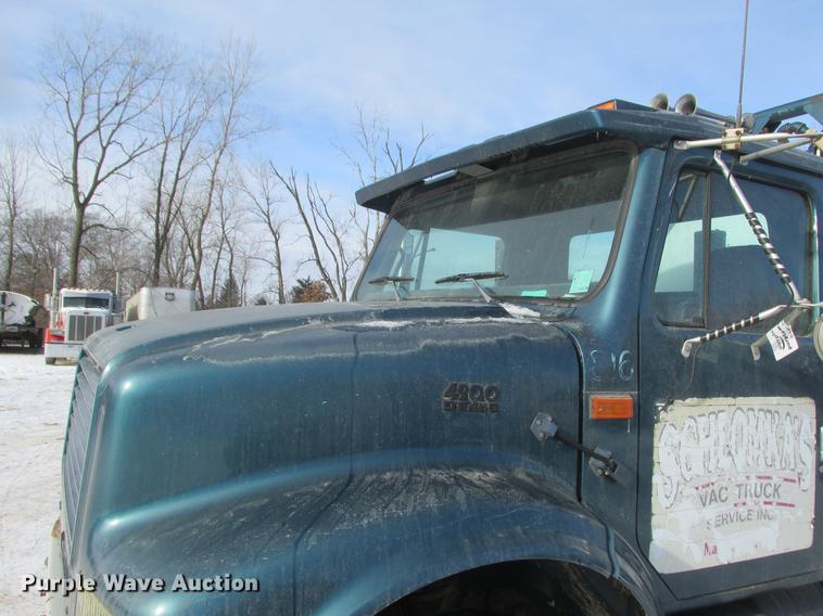 image for item K6082 1994 International 4900 vacuum truck