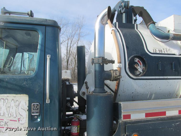 image for item K6082 1994 International 4900 vacuum truck