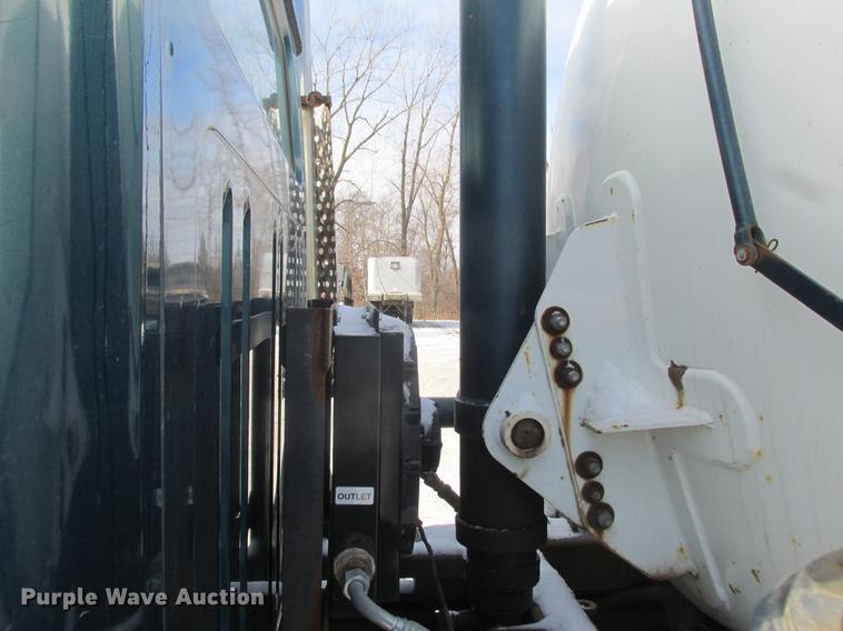 image for item K6082 1994 International 4900 vacuum truck