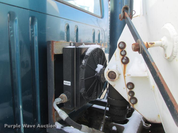 image for item K6082 1994 International 4900 vacuum truck