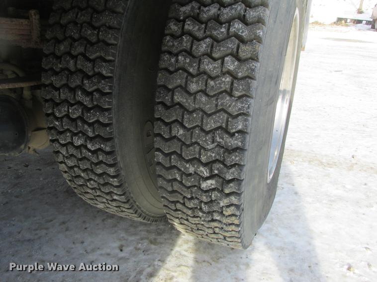 image for item K6082 1994 International 4900 vacuum truck