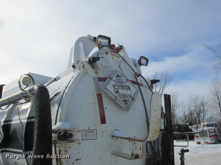 image for item K6082 1994 International 4900 vacuum truck