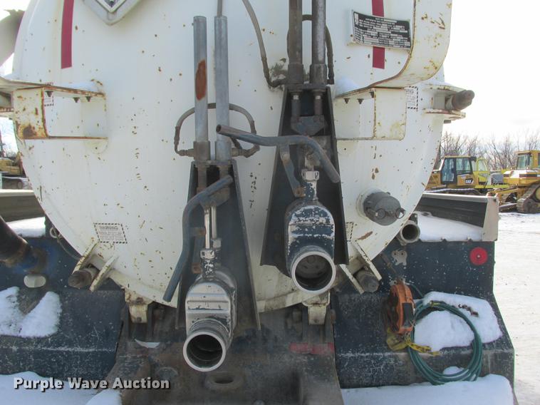 image for item K6082 1994 International 4900 vacuum truck