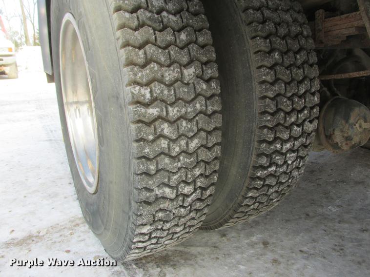 image for item K6082 1994 International 4900 vacuum truck