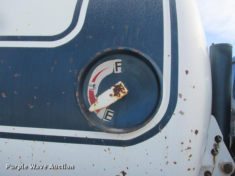 image for item K6082 1994 International 4900 vacuum truck