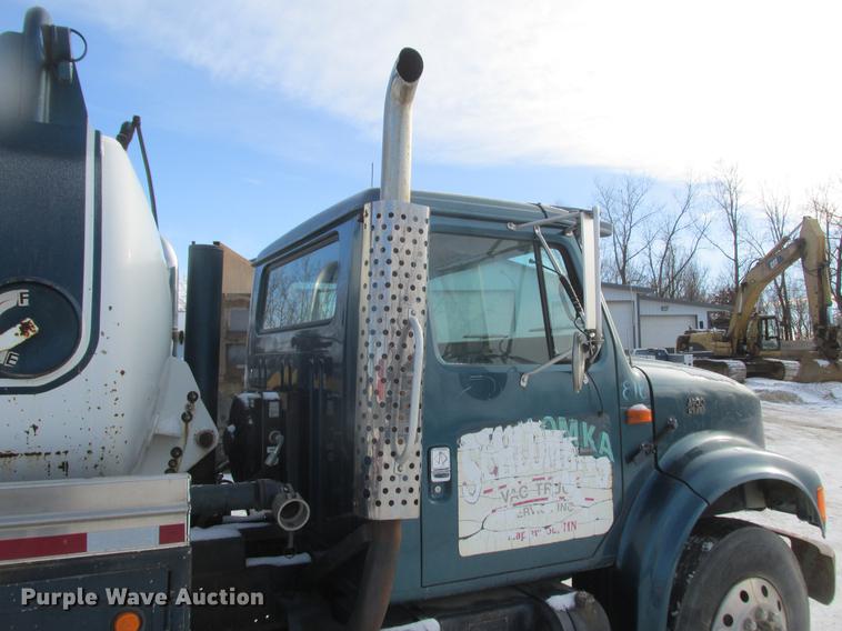 image for item K6082 1994 International 4900 vacuum truck