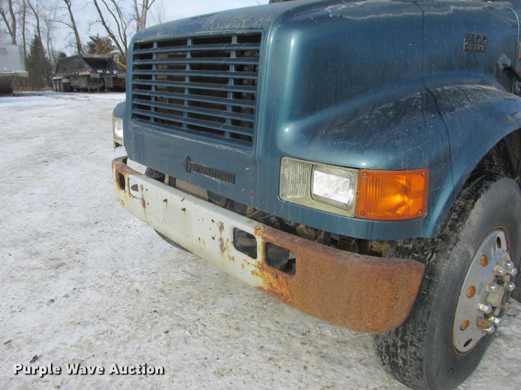 image for item K6082 1994 International 4900 vacuum truck