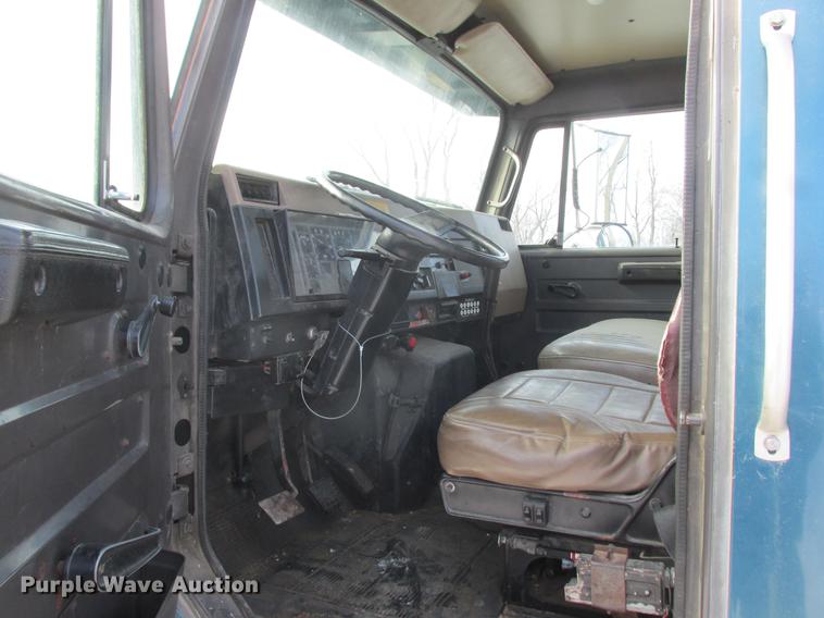 image for item K6082 1994 International 4900 vacuum truck