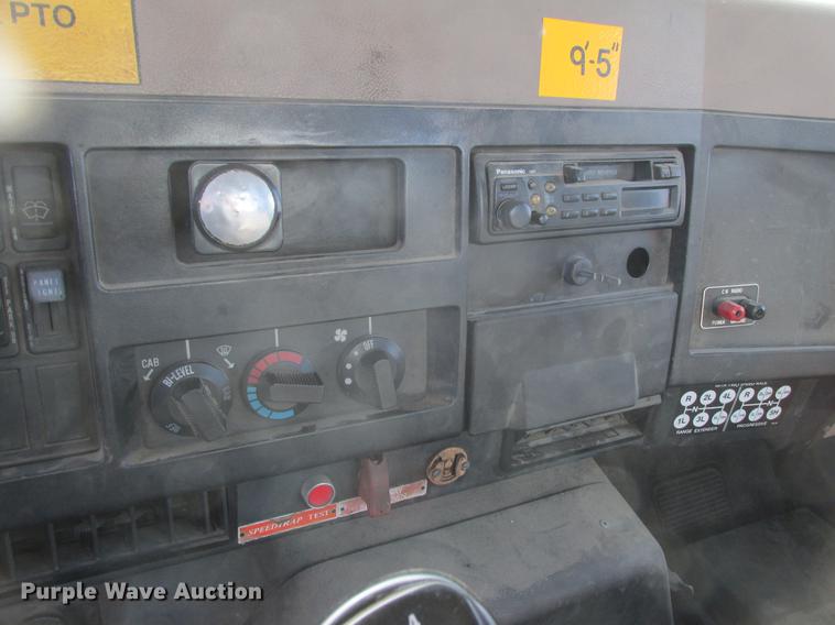 image for item K6082 1994 International 4900 vacuum truck