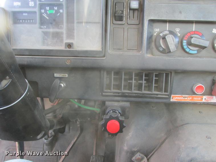 image for item K6082 1994 International 4900 vacuum truck