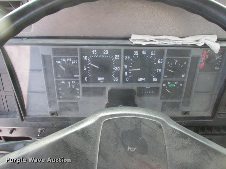 image for item K6082 1994 International 4900 vacuum truck