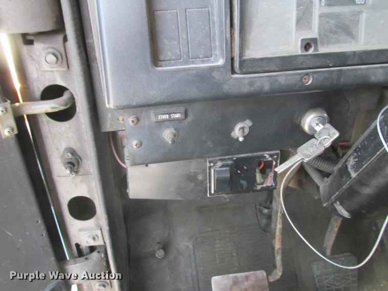 image for item K6082 1994 International 4900 vacuum truck