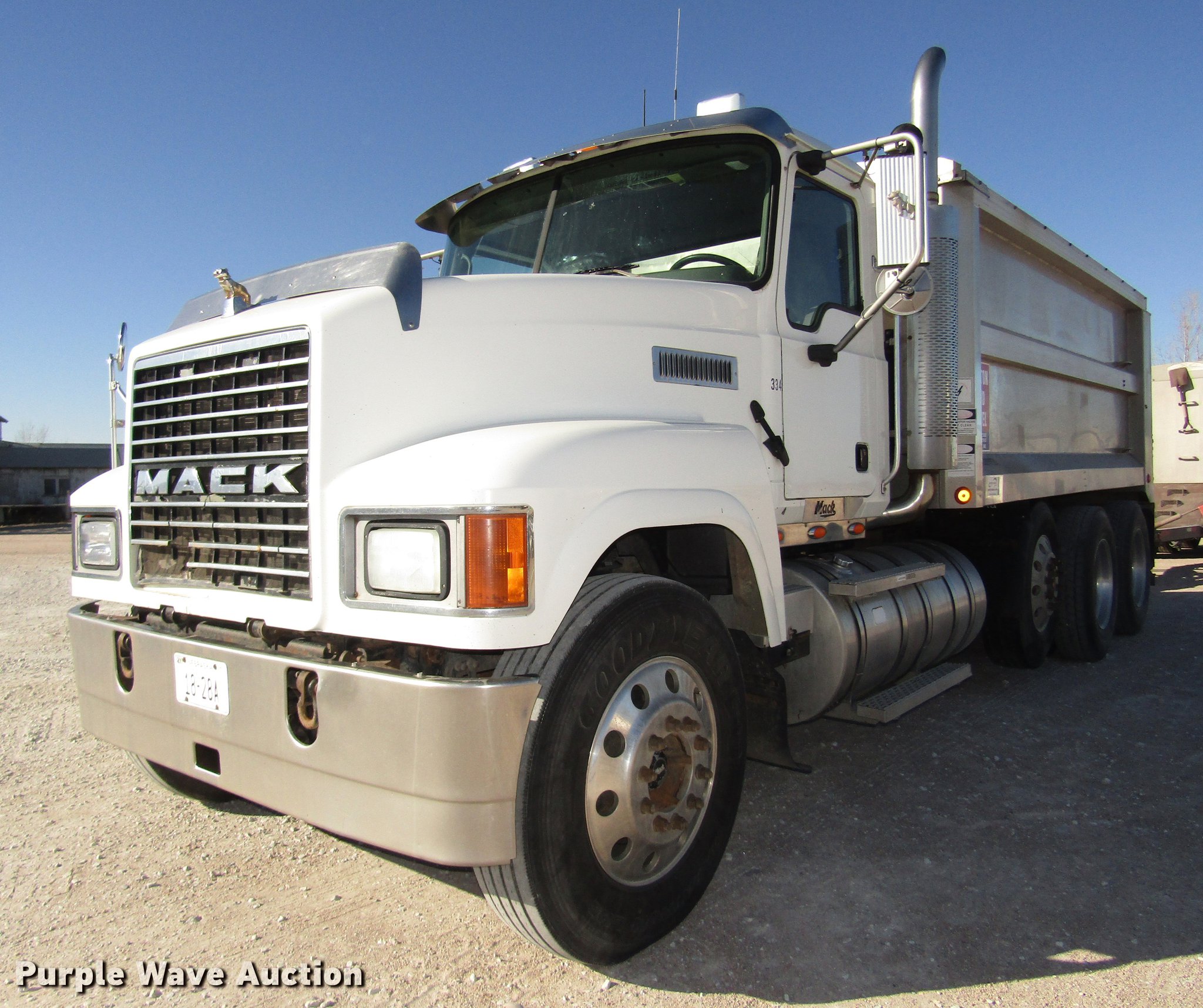 2005 Mack CHN613 dump truck in Overton, NE | Item DD2973 sold | Purple Wave