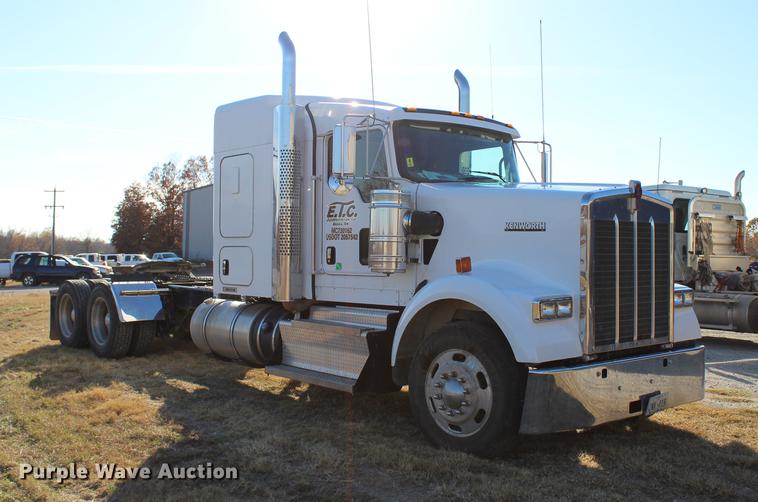 image for item BE9392 2013 Kenworth W900 semi truck