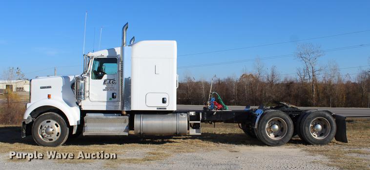 image for item BE9392 2013 Kenworth W900 semi truck