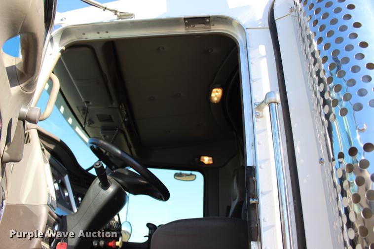 image for item BE9392 2013 Kenworth W900 semi truck