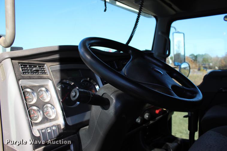image for item BE9392 2013 Kenworth W900 semi truck
