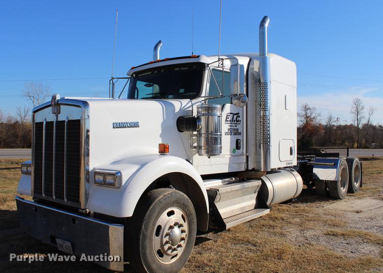 image for item BE9392 2013 Kenworth W900 semi truck
