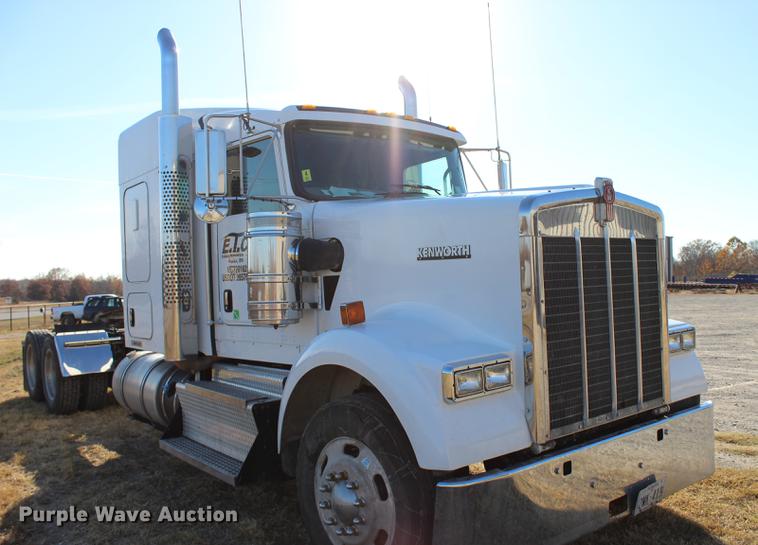 image for item BE9392 2013 Kenworth W900 semi truck